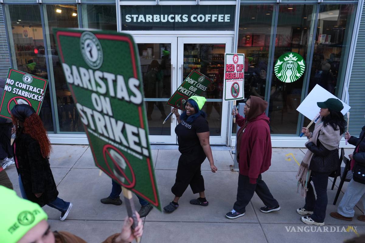 Empleados de Starbucks inician una huelga en 65 tiendas de EU en concurrido Día del Vaso Rojo