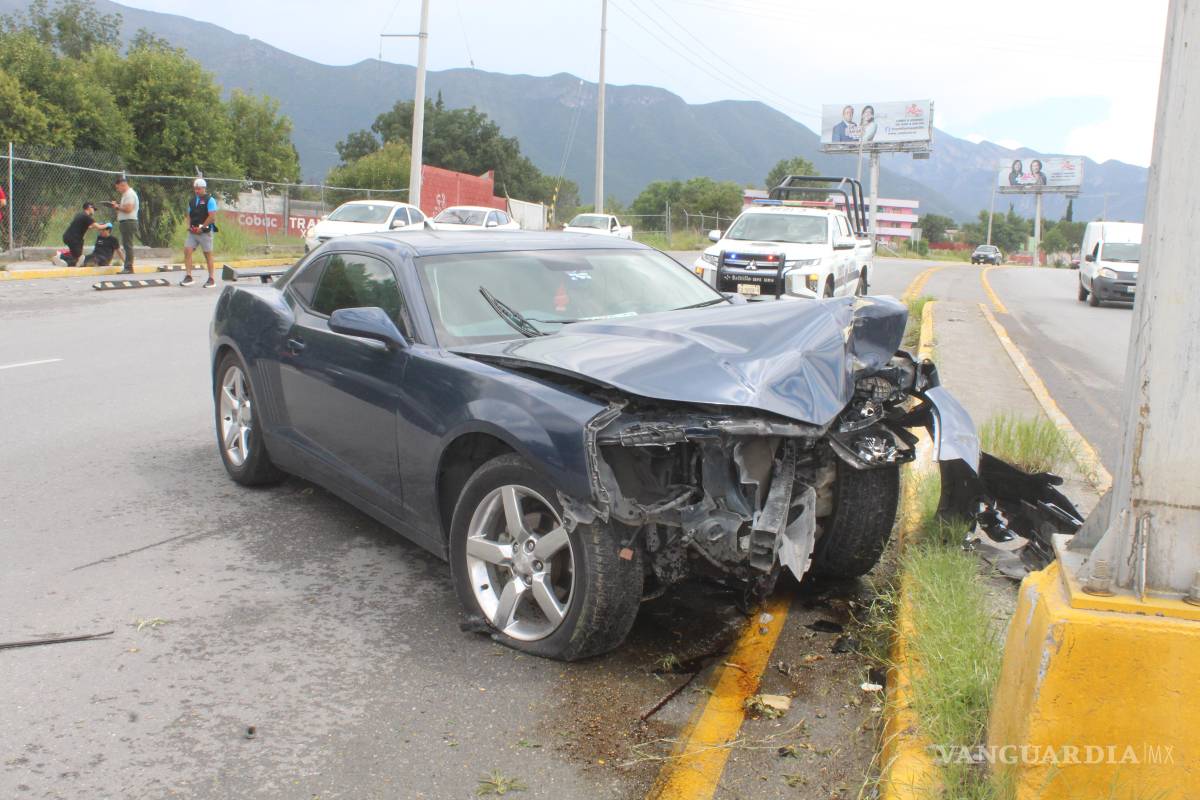 Caos vial por choque de Camaro en bulevar Emilio Arizpe de la Maza