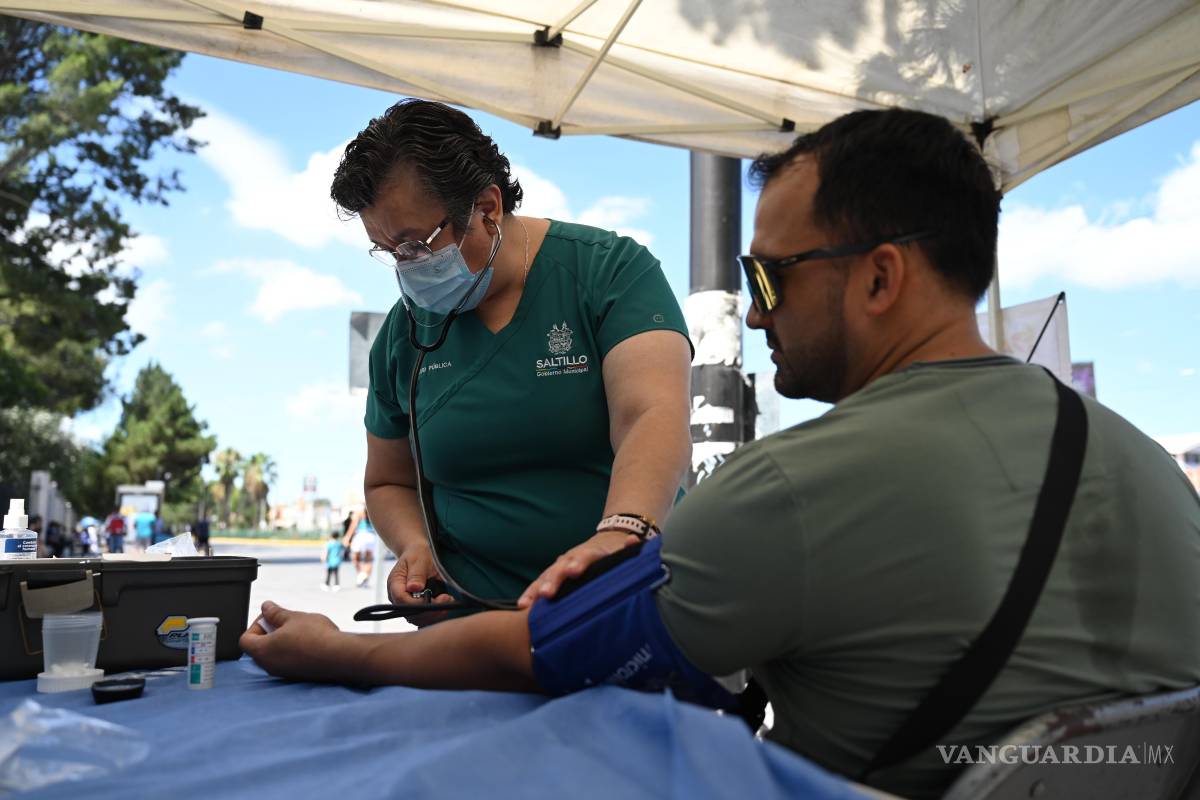 $!Personal médico del Municipio ofreció pruebas gratuitas de diabetes e hipertensión durante la jornada matutina.