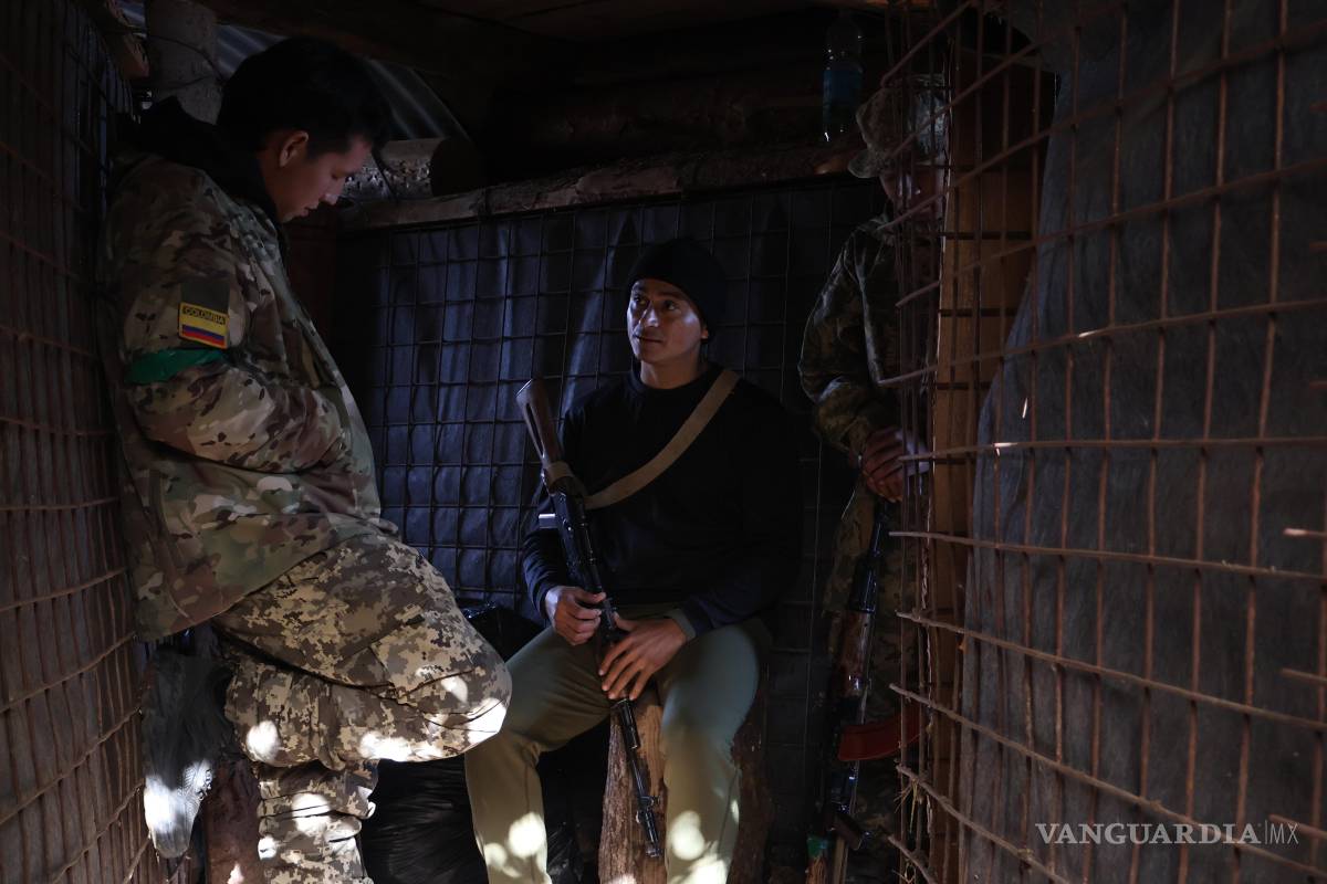 $!Soldados voluntarios colombianos conversan en una trinchera en un lugar no revelado en la región de Zaporizhia, lugar de los intensos combates.