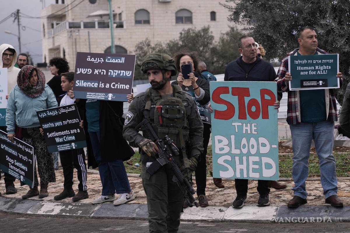 $!Activistas palestinos e israelíes participan en una protesta contra la violencia de los colonos israelíes al reunirse en la ciudad de Beit Jala, en Cisjordania.
