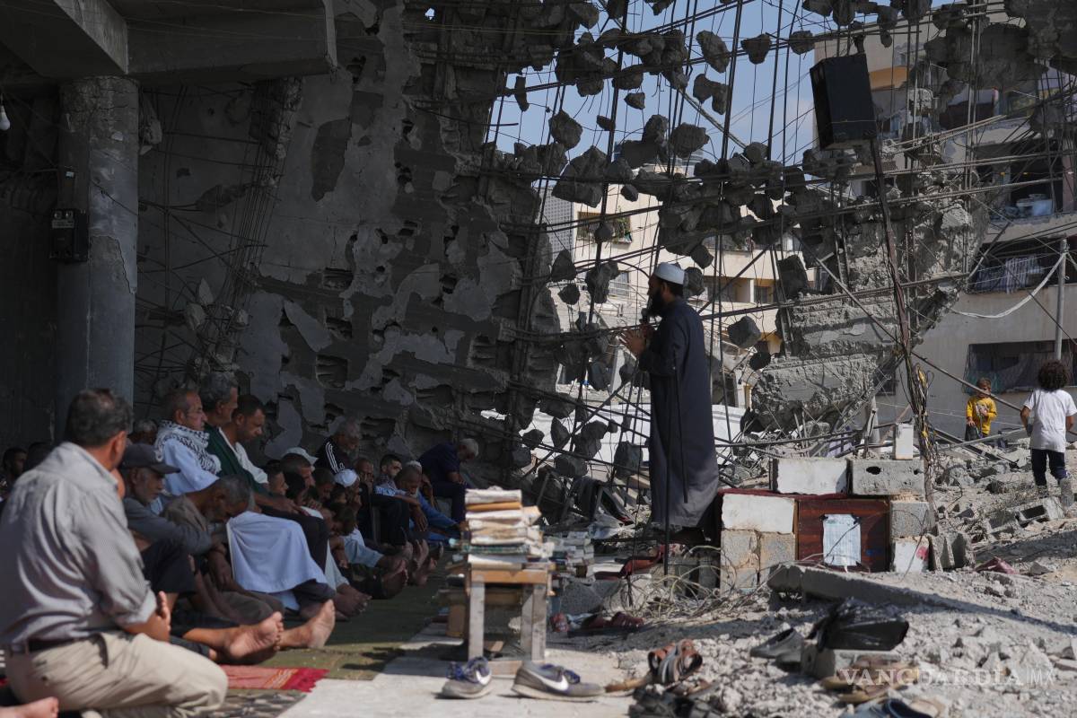 $!Palestinos se reúnen para las oraciones del viernes entre los escombros de un edificio destruido en Khan Younis, en el sur de la Franja de Gaza.