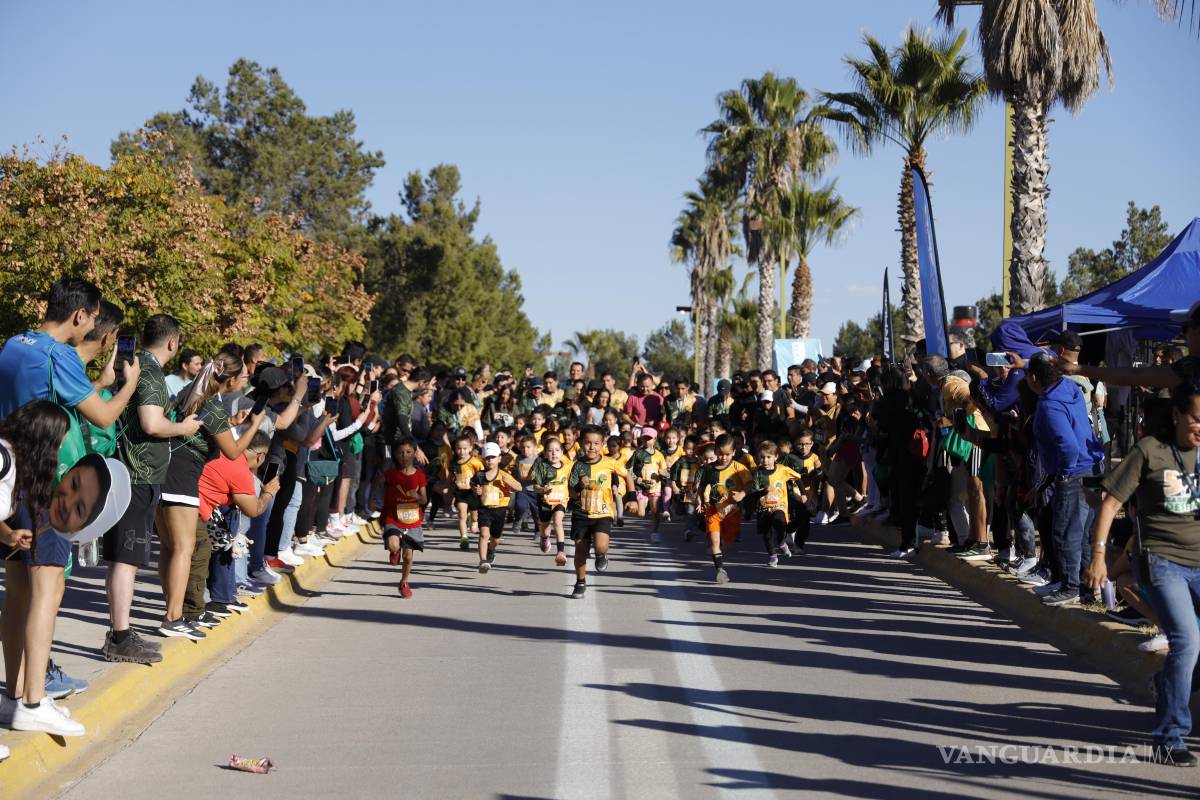 $!Entre dinosaurios y convivencia familiar, el Museo del Desierto recibe a 1840 corredores