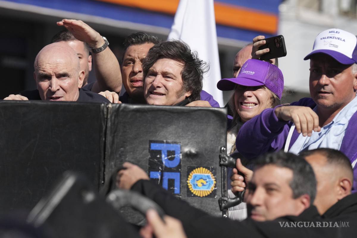 Arrojan piedras a Javier Milei durante una caravana de campaña