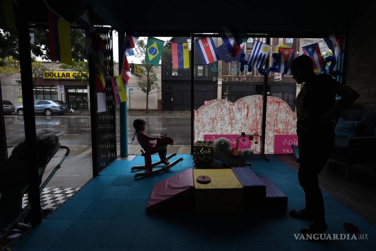 $!Una niña monta un caballito de madera mientras su abuela la observa dentro del Café Infantil Luna y Cielo en el barrio de Logan Square de Chicago.
