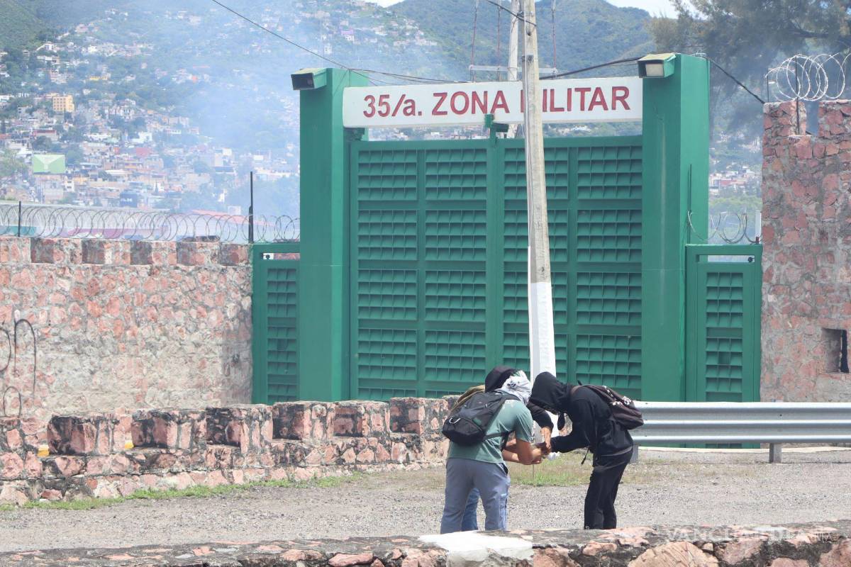 Normalistas lanzan petardos a Zona Militar de Chilpancingo, en 11 aniversario de los 43 de Ayotzinapa