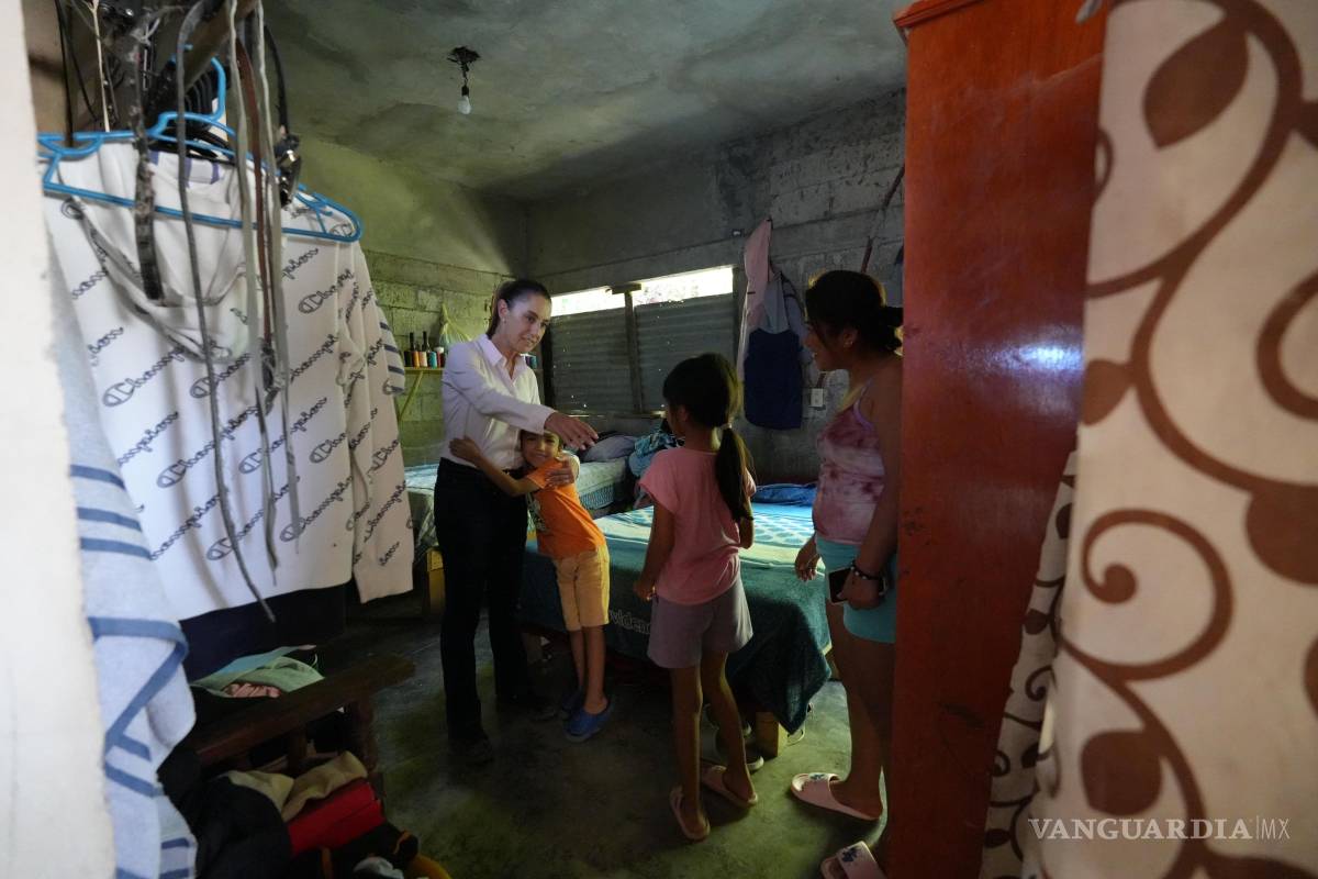 ‘No dejaremos a nadie atrás’: Sheinbaum recorre zonas devastadas por las tormentas