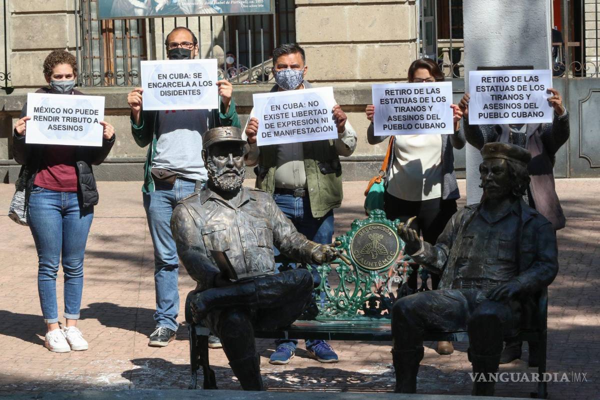 $!Integrantes de la Misión Rescate México CDMX exigieron el retiro de las estatuas de Fidel Castro y Ernesto “Che” Guevara, del conjunto escultórico El Encuentro.