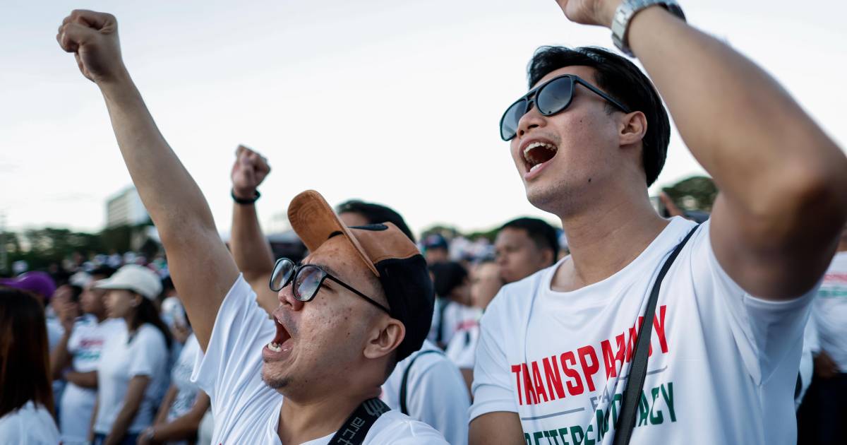 Ciudadanos se manifiestan en Filipinas por corrupción en sistema contra inundaciones