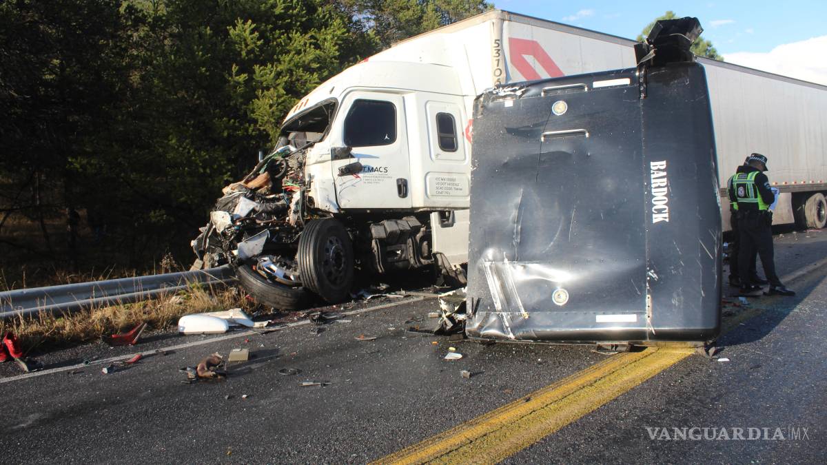 Traileros sufren aparatoso choque frontal, en Arteaga