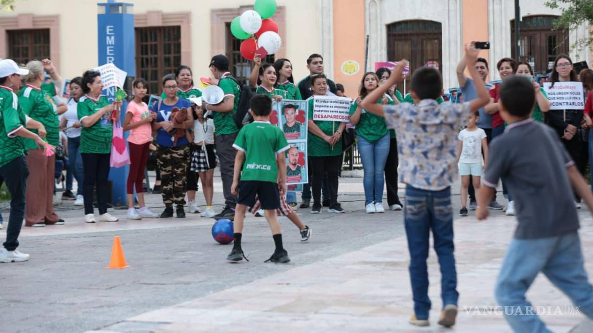 Saltillo: Juegan familiares de desaparecidos ‘cascarita contra la impunidad’ en Plaza de Armas