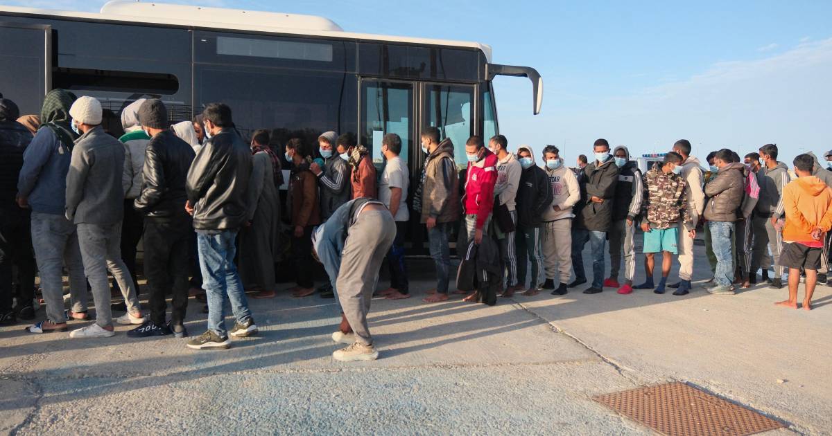 EU elimina la extensión automática de los permisos de trabajo para migrantes