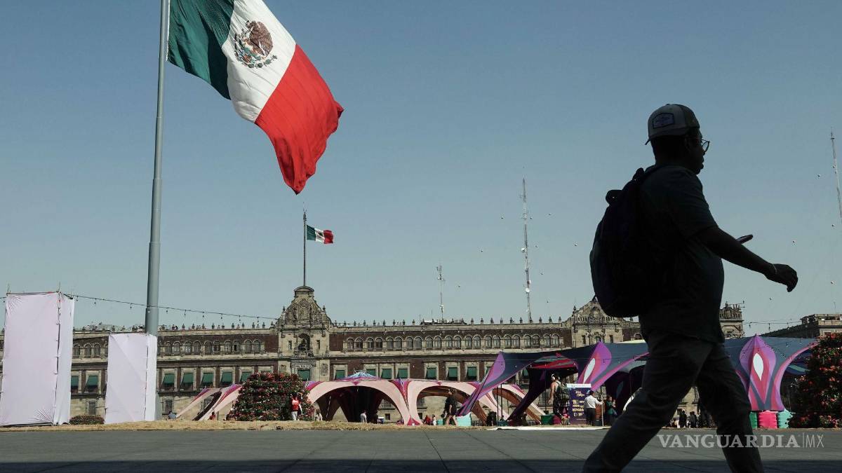 Águila en campo tricolor
