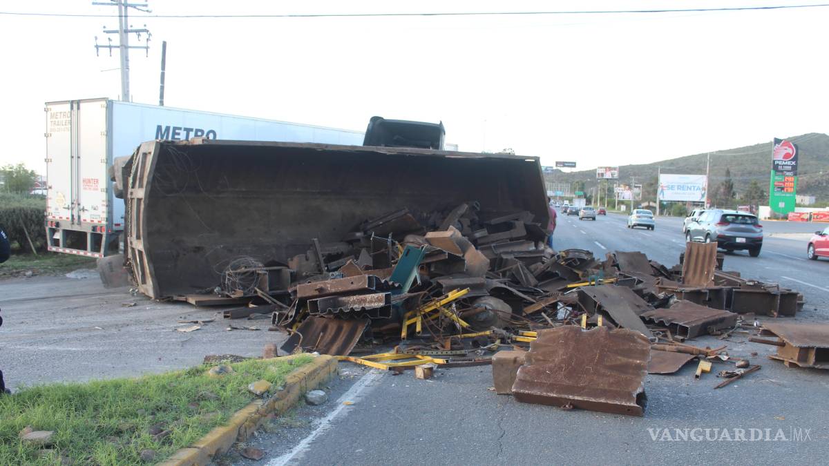 Vuelca tráiler con chatarra, en Saltillo