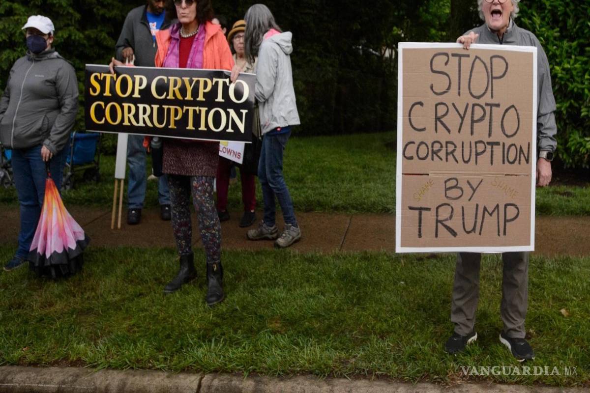 $!Maanifestantes protestan frente al club National Golf Course de Donald Trump en Virginia, antes de una cena secreta para inversionistas en su criptomoneda.