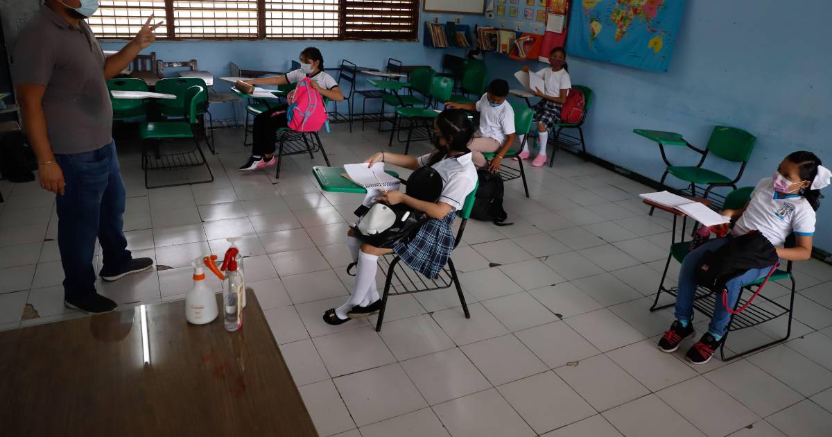 Suben presupuesto a becas... y le recortan a capacitación docente