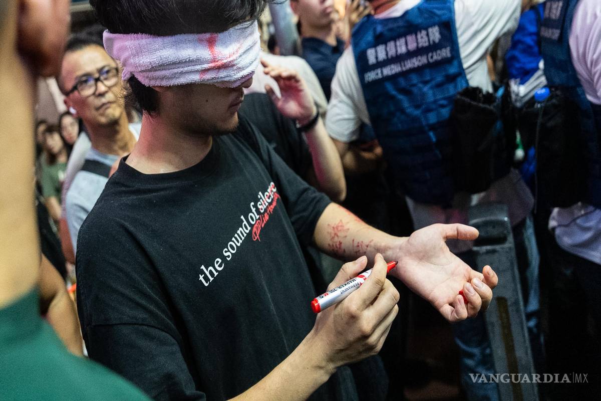 $!Un activista realiza una manifestación en la zona de Causeway Bay, en el 37.º aniversario de la represión de la Plaza de Tiananmen en China, en Hong Kong