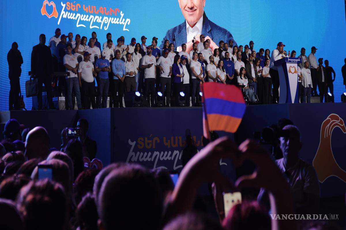 $!Simpatizantes del partido gobernante Contrato Civil de Armenia, liderado por el primer ministro Nikol Pashinyan, en la Plaza de la República de Ereván, Armenia.