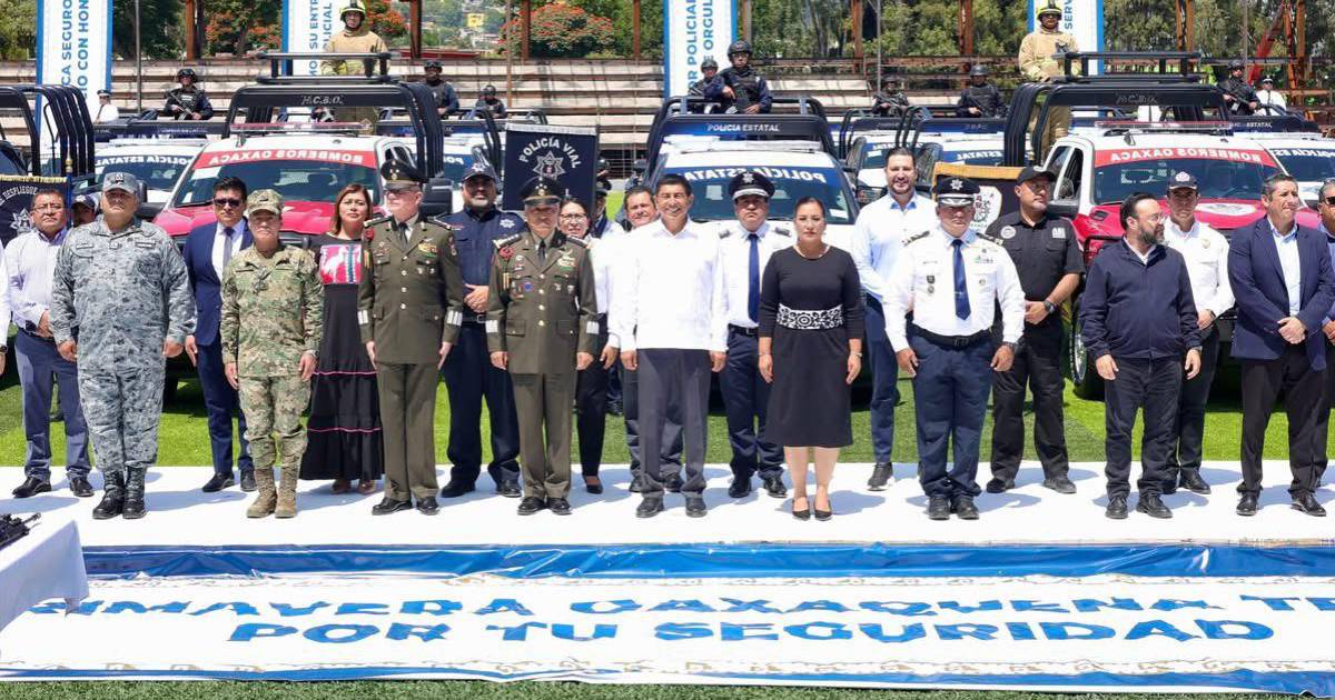 Gobierno de Oaxaca entrega rifles de asalto de origen israelí a policías estatales