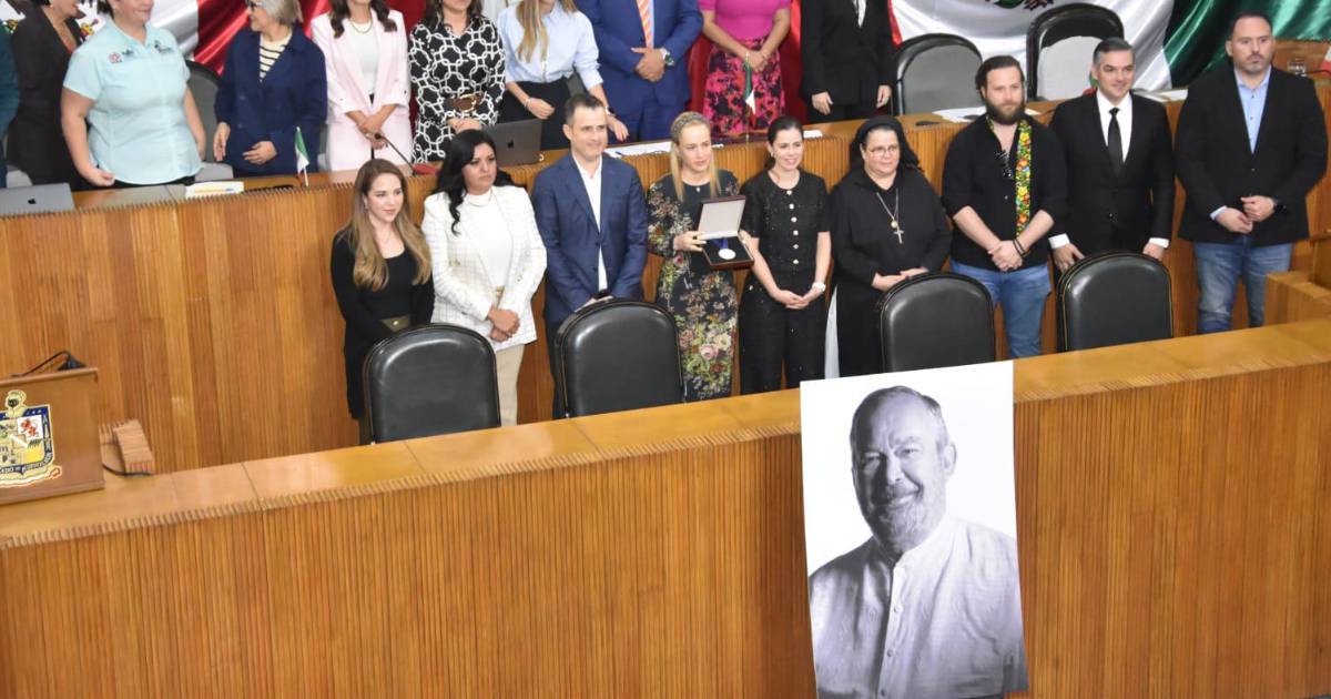 Congreso de Nuevo León entrega a hijos de Mauricio Fernández medalla instituida en su honor