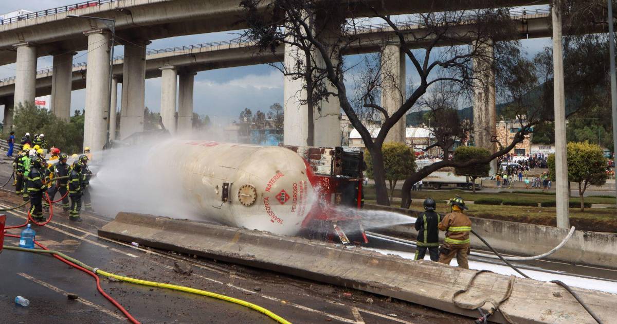 Fiscalía CDMX descarta que volcadura de pipa de gas en Iztapalapa fuera por bache