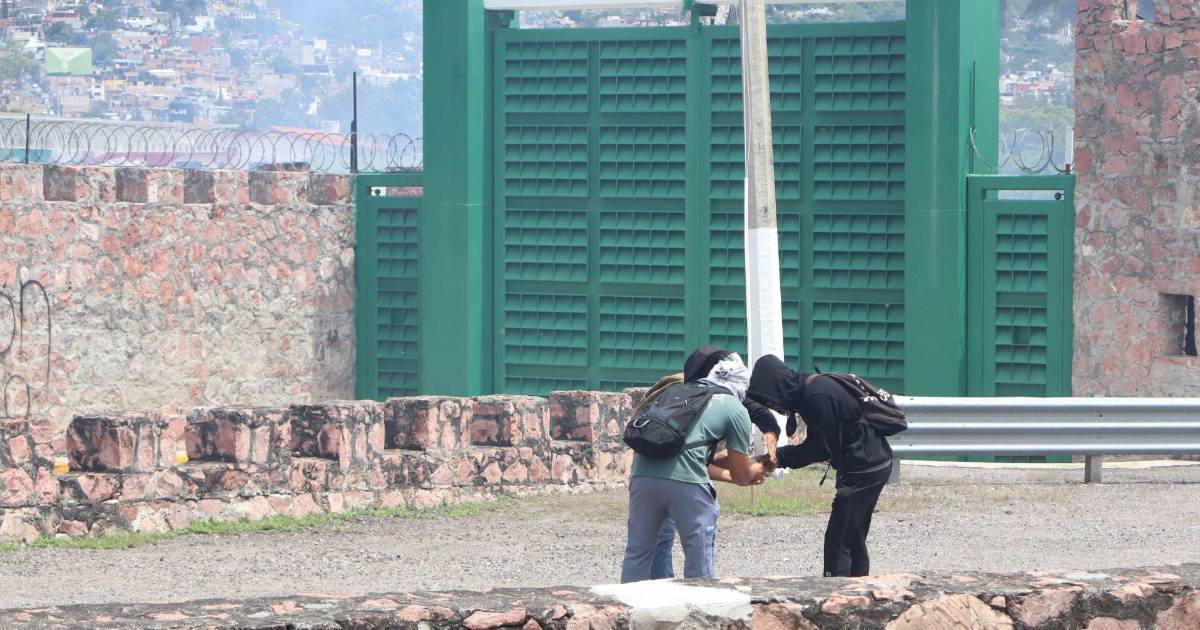 Normalistas lanzan petardos a Zona Militar de Chilpancingo, en 11 aniversario de los 43 de Ayotzinapa