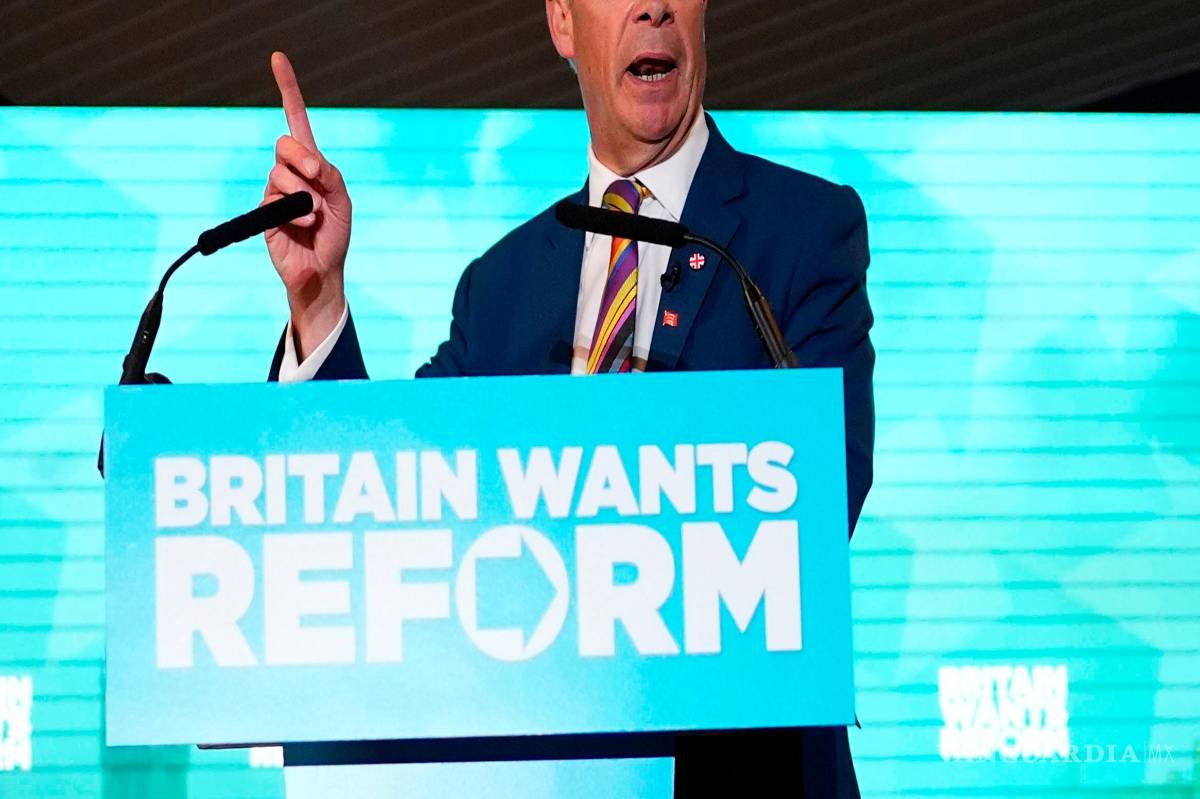 $!El líder del partido Reform UK, Nigel Farage, se dirige a sus seguidores en el hipódromo de Chelmsford, en Essex, tras conocerse los resultados de las elecciones.