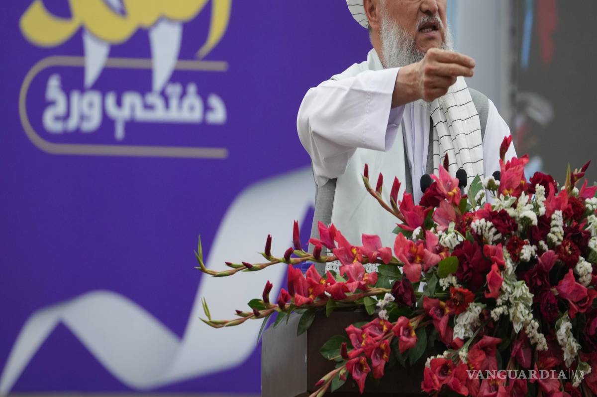 $!El viceprimer ministro afgano, Abdul Salam Hanafi, con delegados talibanes en una reunión por las celebraciones del quinto aniversario de la retirada de EU.