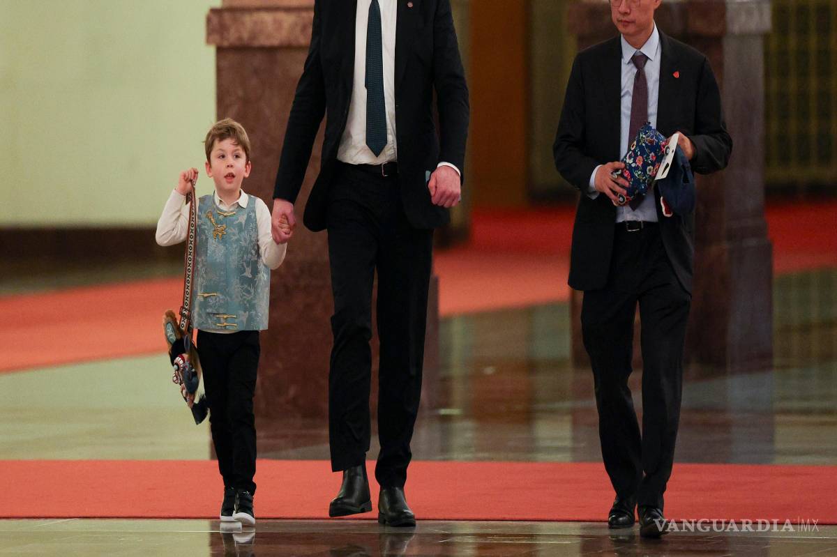 $!El director ejecutivo de Tesla, Elon Musk, y su hijo X Æ A-Xii caminan mientras el primer ministro chino, Li Qiang, se reúne con directores ejecutivos estadounidenses en Pekín, China.