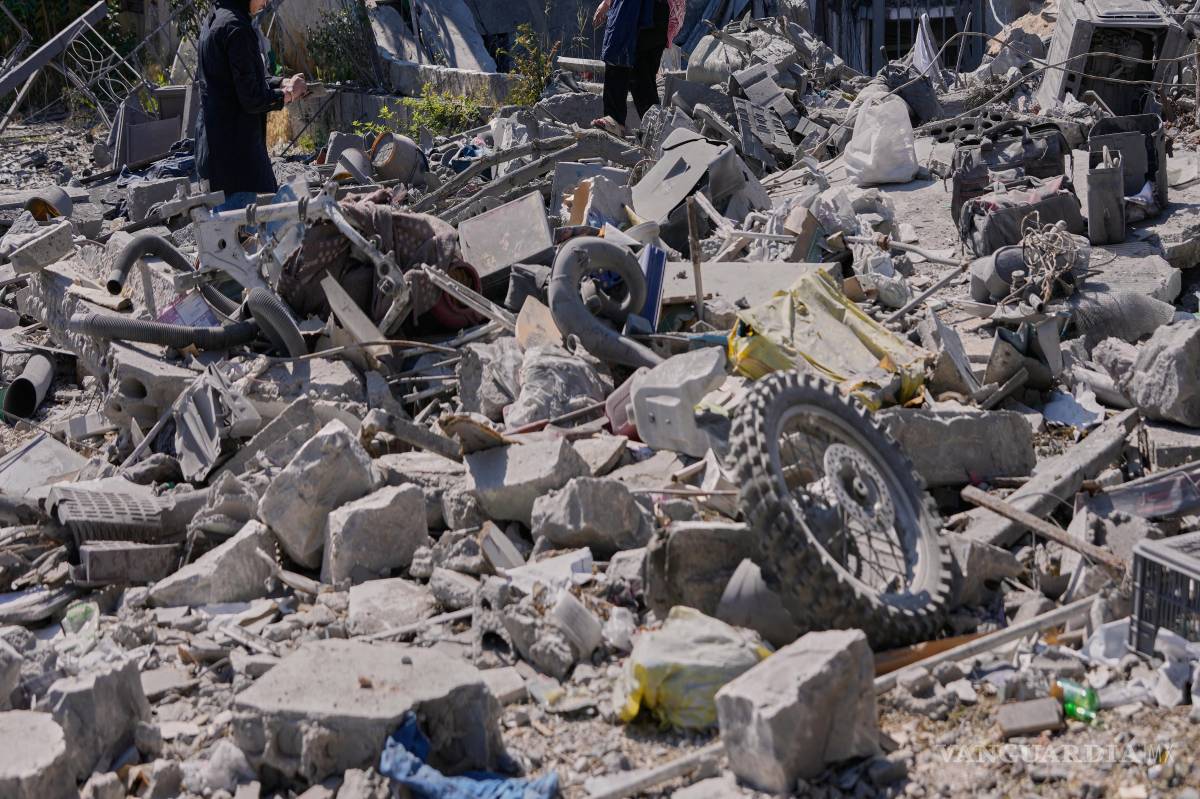 $!Sukaina al-Muhtadi (i) y su madre Aida, que regresaron a su aldeaa buscar sus pertenencias entre los escombros de su casa destruida en Nabatiyeh, Líbano.