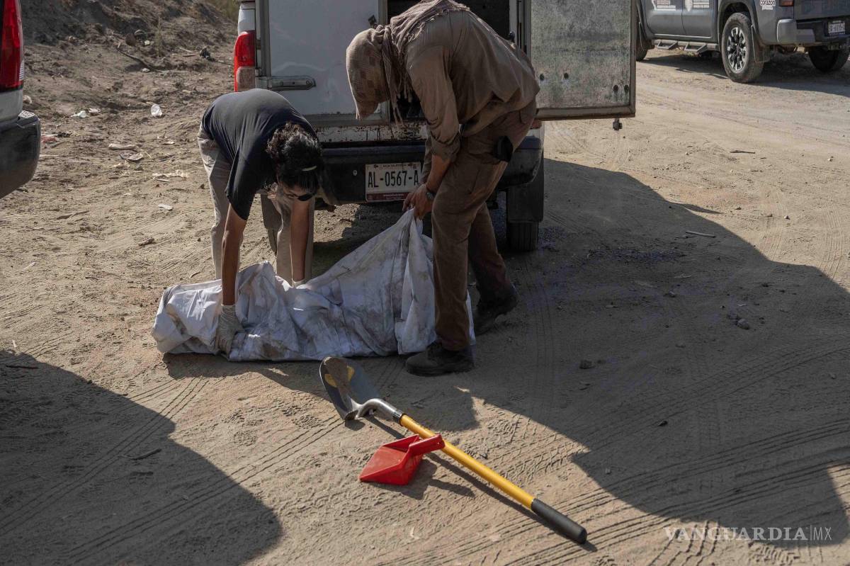 $!Sobre la carretera libre que va de Tijuana a Tecate, colectivos de búsqueda hallaron restos de cuerpos y huesos humanos, que presuntamente habían asegurado elementos periciales.