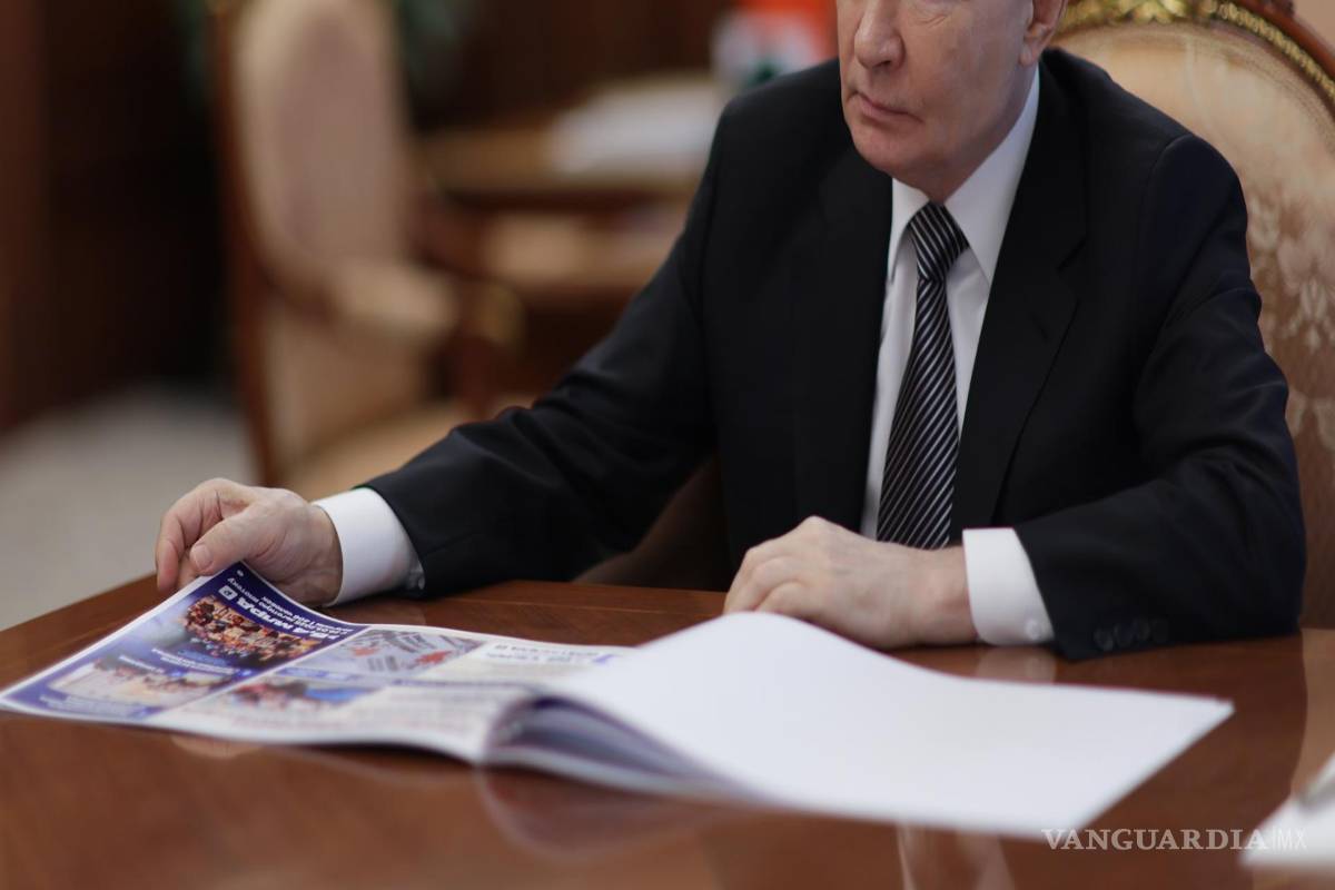 $!El presidente ruso Vladimir Putin se reúne con el gobernador de la región de Kursk, Alexander Khinshtein (no aparece en la imagen), en el Kremlin en Moscú, Rusia.