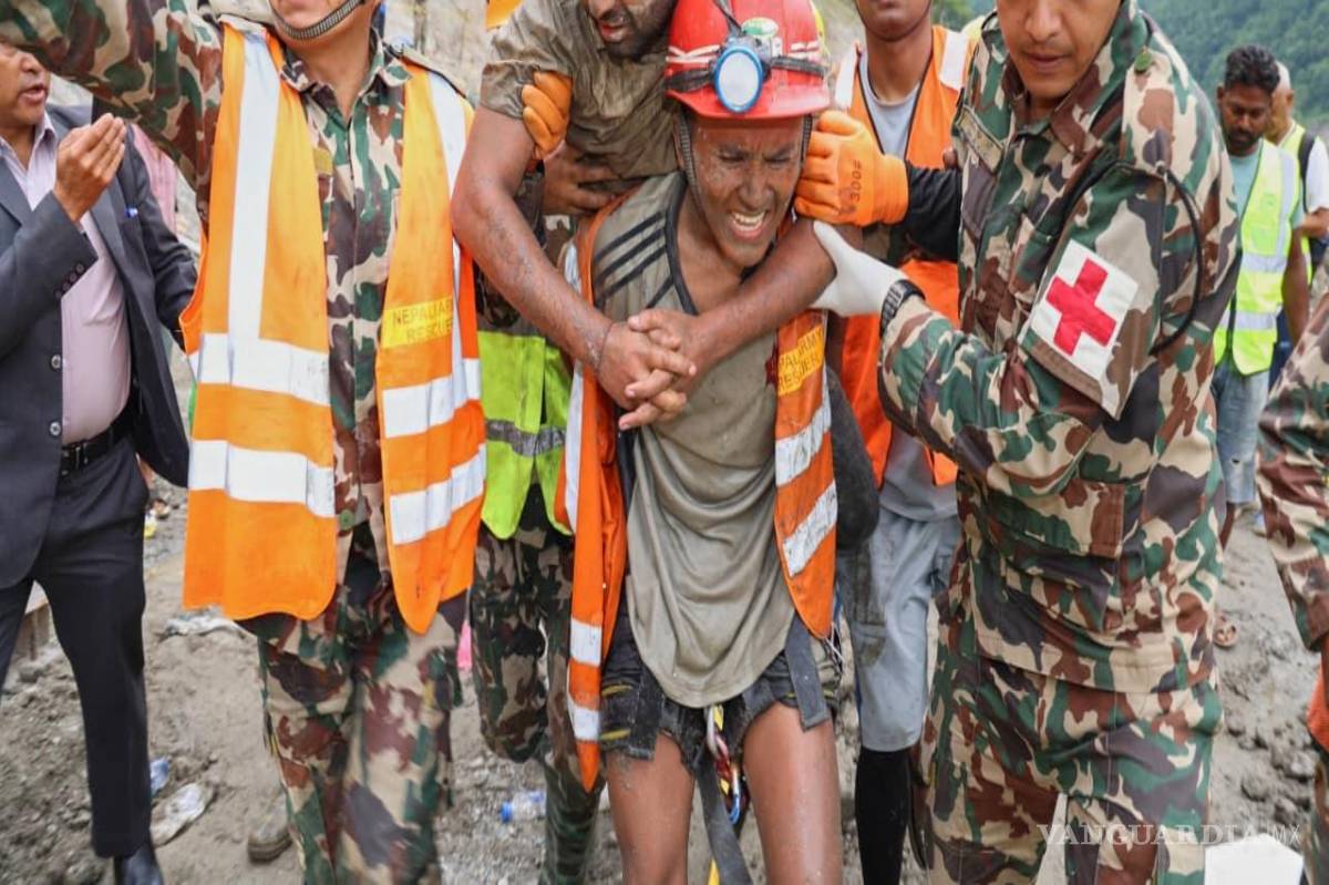 $!Soldados rescatan con vida a un trabajador atrapado en un túnel durante una operación en el proyecto hidroeléctrico Trishuli-3A en el distrito de Rasuwa.