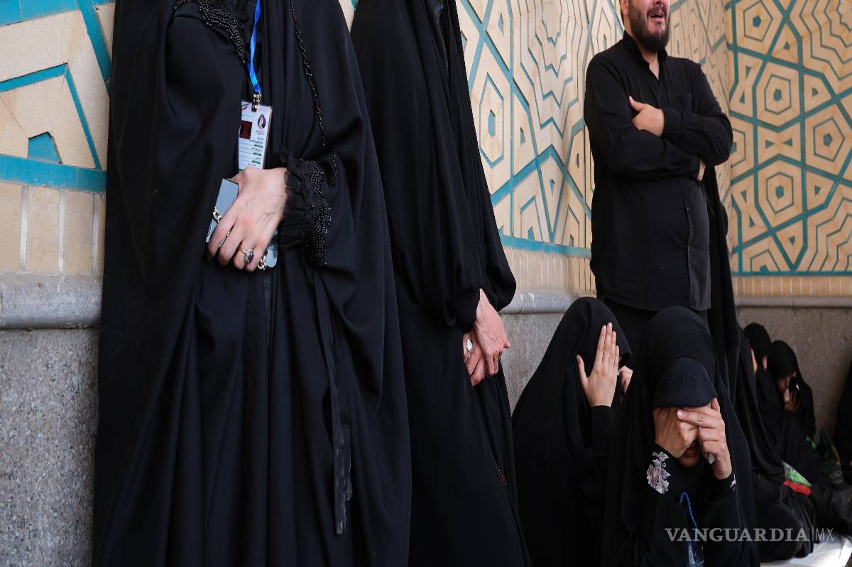 $!Un grupo de personas llora en los funerales del asesinado líder supremo de Irán Alí Jameneí en la mezquita Mosala de Teherán.