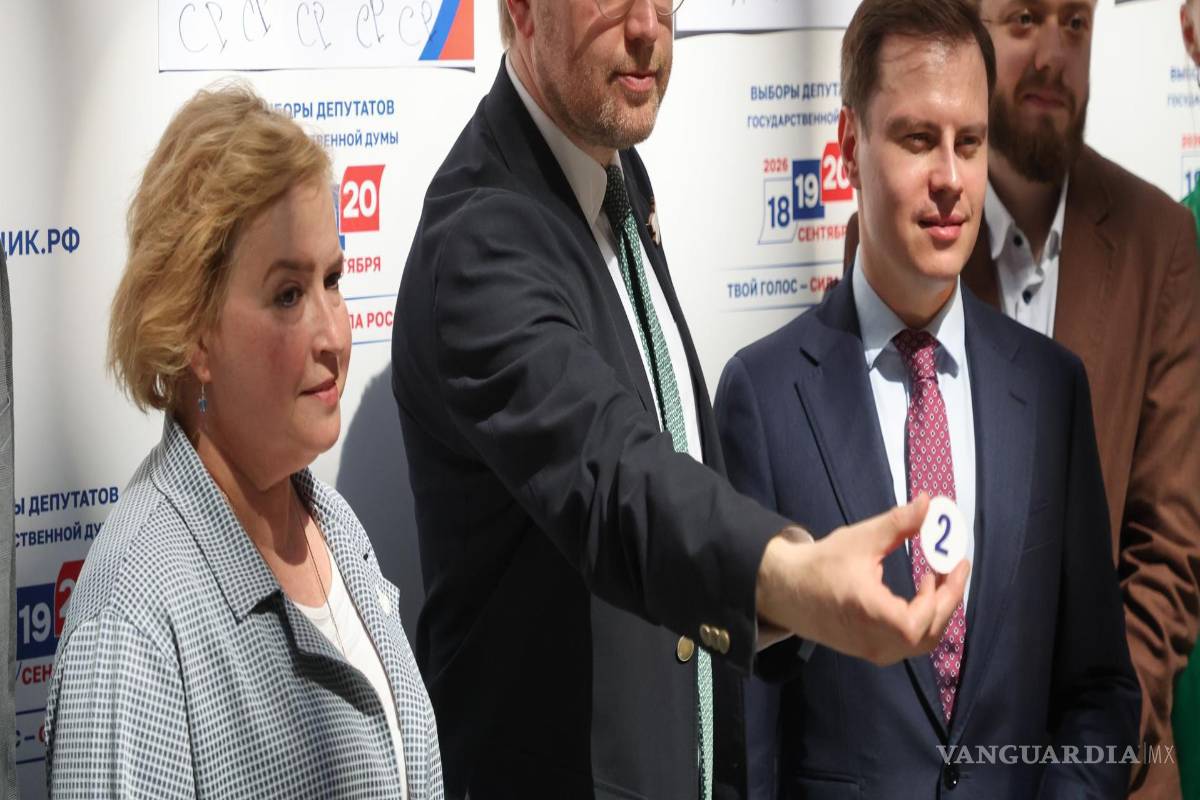 $!El presidente del partido “Yábloko”, Nikolái Rybakov (c), asiste al sorteo para determinar el orden de los nombres de los partidos políticos en la papeleta electoral.