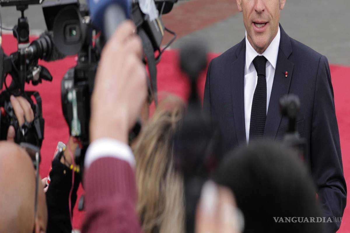$!El presidente de Francia, Emmanuel Macron, habla con los medios a su llegada para una reunión de la Comunidad Política Europea en Ereván, Armenia.
