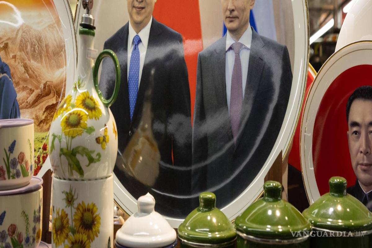$!Un plato con la imagen del presidente ruso Vladimir Putin (derecha) y el presidente chino Xi Jinping (izquierda) se exhibe en una tienda en Pekín, China.