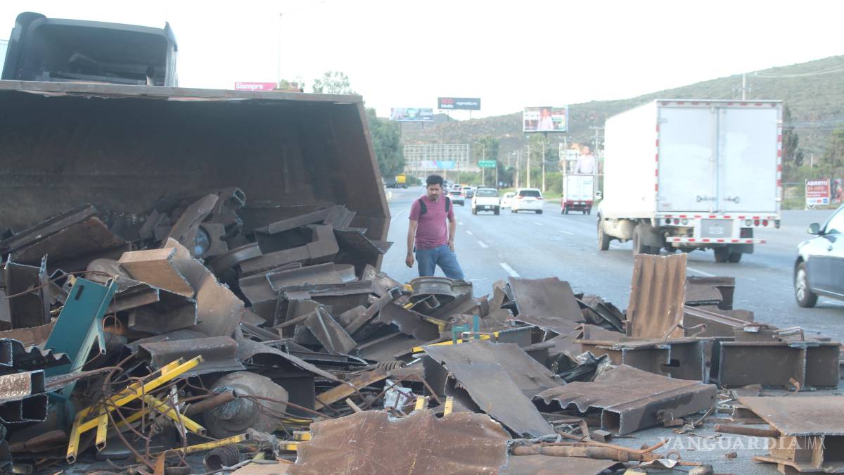 Vuelca tráiler con chatarra, en Saltillo