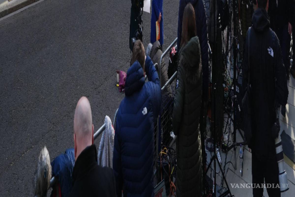 $!Miembros de los medios de comunicación se congregan en Downing Street antes de una reunión del gabinete, en Londres.