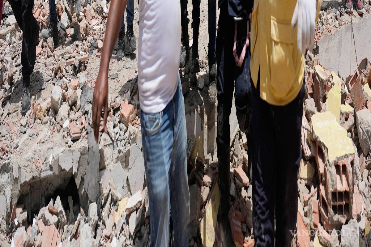 $!Los rescatistas transportan a Daniel Cordero tras sacarlo de entre los escombros dos días después del terremoto que azotó Catia la Mar, Venezuela.