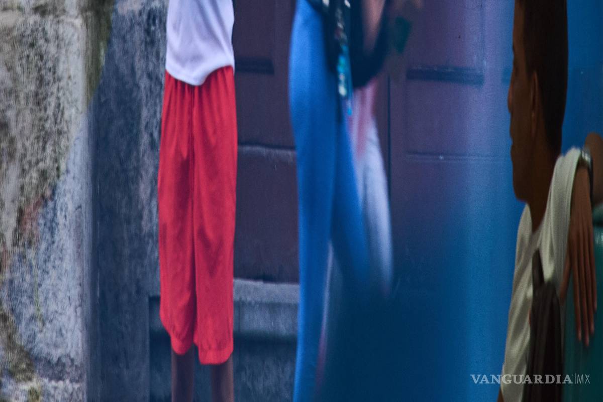 $!Fotografías enmarcadas del presidente de Cuba, Miguel Díaz-Canel, Raúl Castro y Fidel Castro, adornan la pared de un edificio gubernamental en La Habana, Cuba.