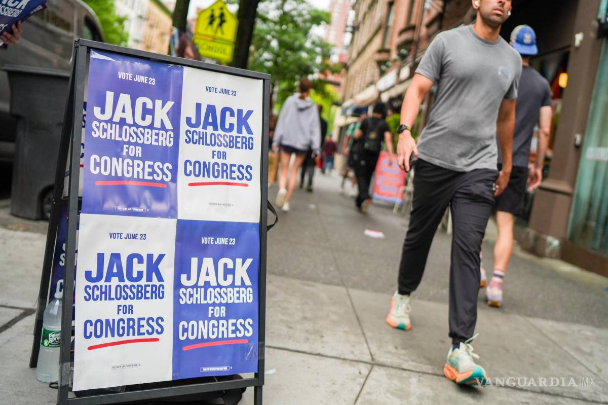 $!Un hombre pasa junto a un cartel de campaña del candidato demócrata al Congreso, Jack Schlossberg, durante las elecciones primarias de Nueva York.