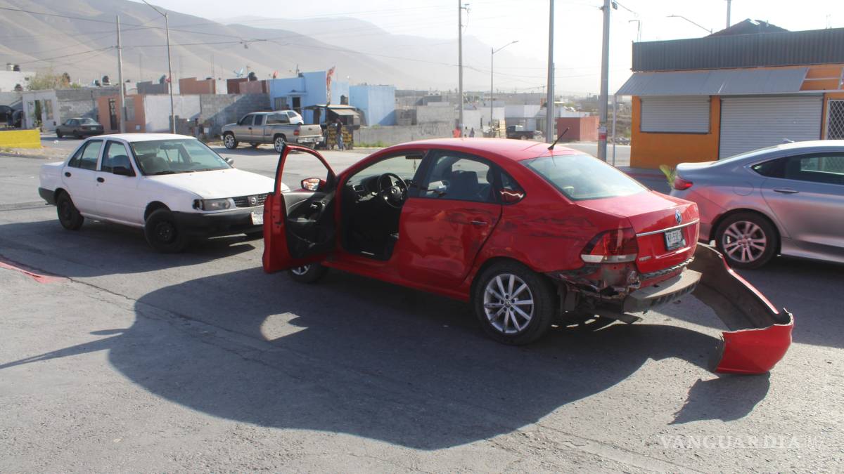 Repartidor no respeta el alto e impacta a una familia, en Saltillo