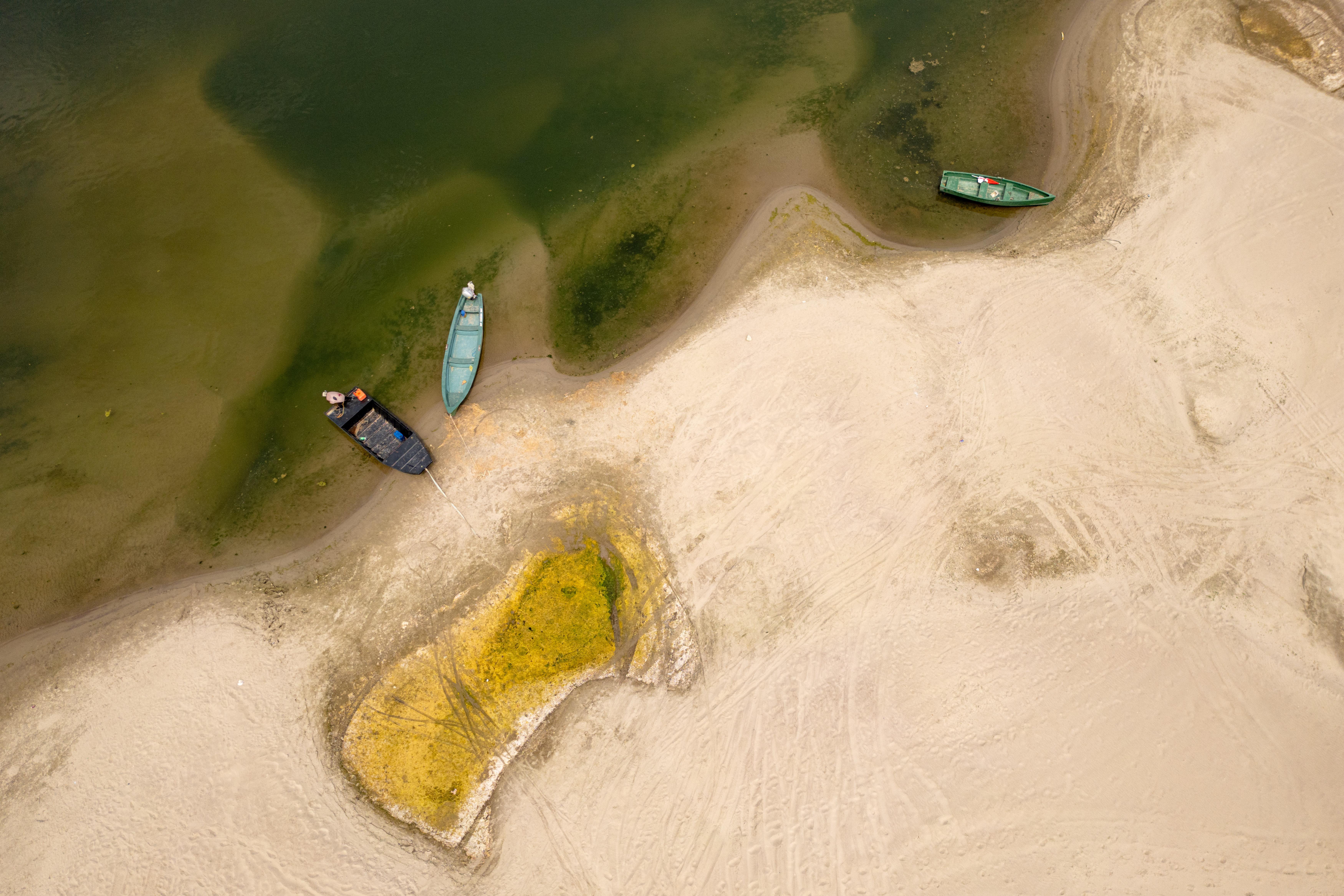$!Zonas normalmente sumergidas del río Danubio quedan al descubierto debido a los niveles de agua excepcionalmente bajos, en Rasova, Rumania.