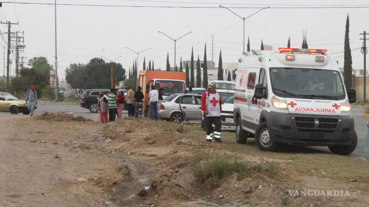 Joven conductor se impacta contra camión de agua, en Saltillo