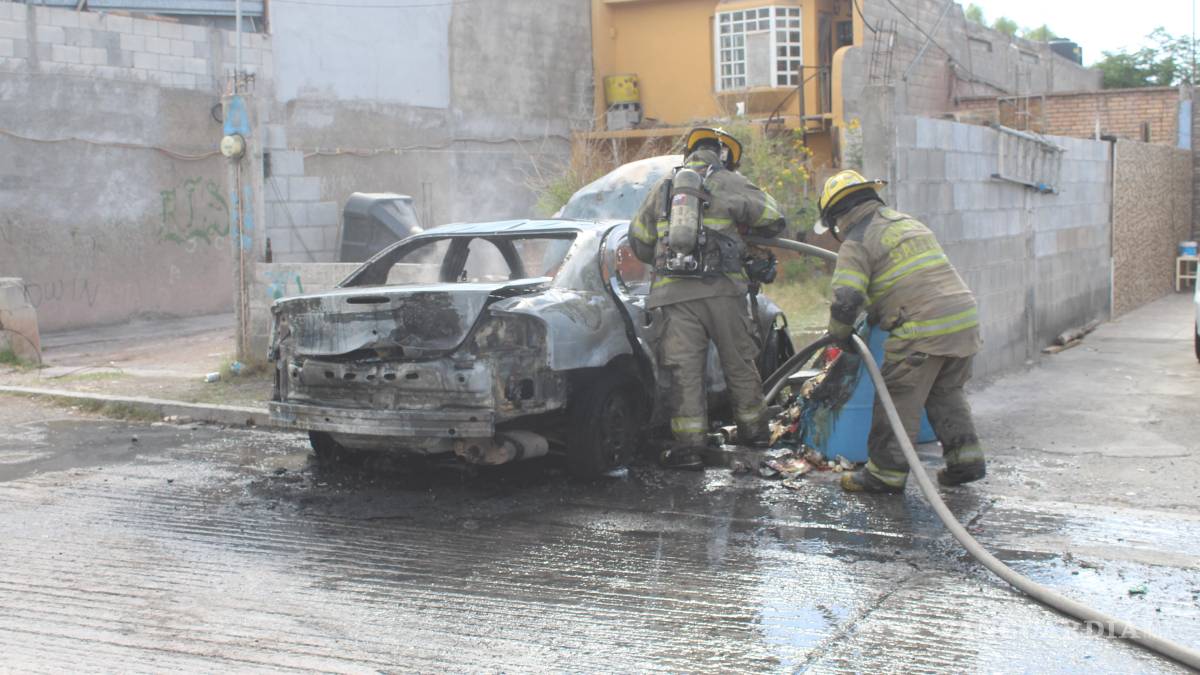 Sujeto le prende fuego a su propio auto, en Saltillo