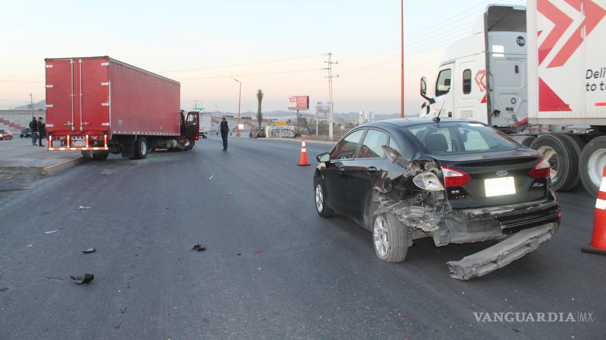 Camión de carga embiste a cuatro vehículos, en Ramos Arizpe