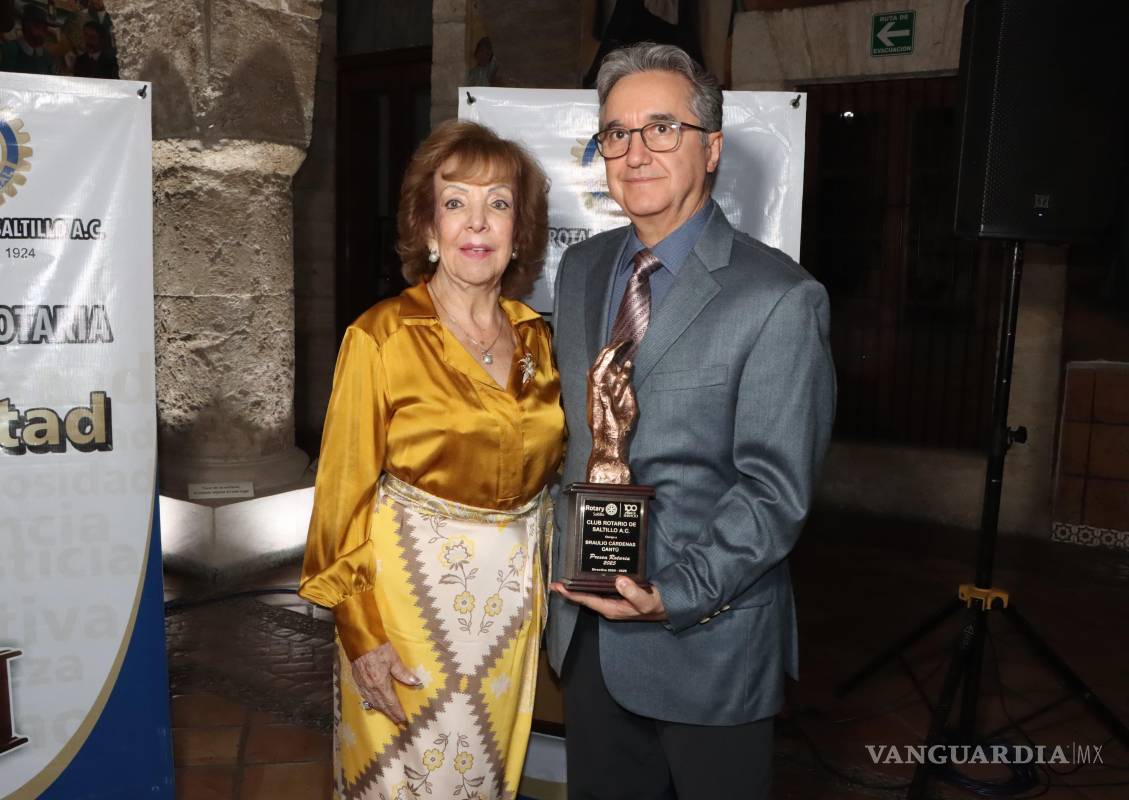 $!La señora Lily Amparo Cantú de Cárdenas recibió la distinción a nombre de su esposo, Braulio Cárdenas, exgobernador del distrito rotario.