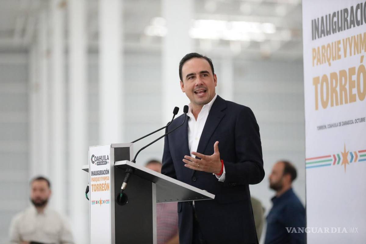 $!El gobernador Manolo Jiménez Salinas (centro) encabezó junto con autoridades de Torreón la inauguración del nuevo parque industrial de VYNMSA.