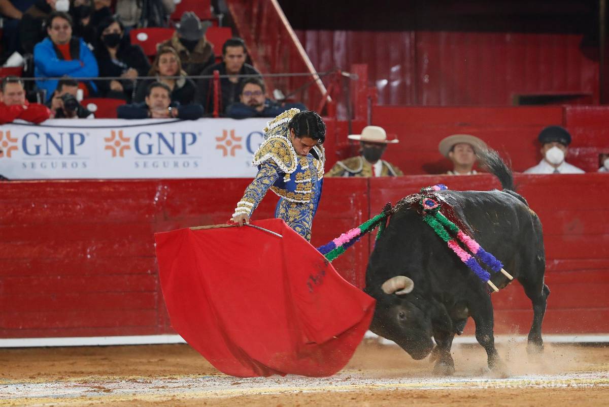 $!El torero mexicano Sergio Flores lidia su primer toro “Don Raúl” de 512 kg, durante la corrida nocturna de la temporada grande de Las Luces, en la reapertura de la Plaza de Toros México en Ciudad de México. EFE/Mario Guzmán